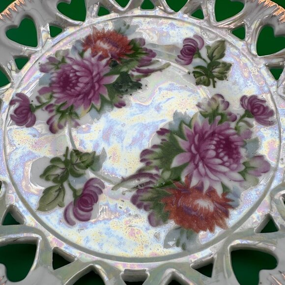 VINTAGE 6" ROUND SAUCER PLATE, FLORAL. GOLD RIM WITH HEARTS DESIGN - Picture 4 of 6